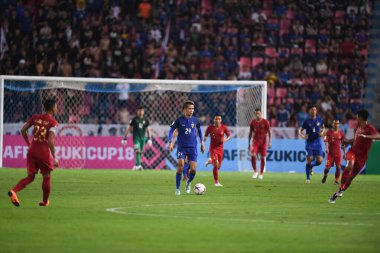 Bangkok-Tayland-17NOV2018: Tayland milli stadyumunda Tayland ile Endonezya arasındaki AFF Suzuki Kupası 2018 'de Sanrawat dechmitr oyuncusu eylemde