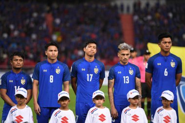 Bangkok-Tayland-17NOV2018: Tayland Milli Stadyumu 'nda Tayland ile Endonezya arasındaki AFF Suzuki Kupası 2018' de oynayan oyuncu