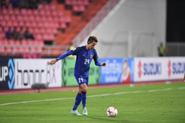 Bangkok-Tayland-17NOV2018: Tayland milli stadyumunda Tayland ile Endonezya arasındaki AFF Suzuki Kupası 2018 'de Sanrawat dechmitr oyuncusu eylemde