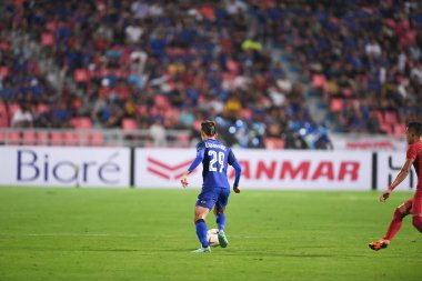 Bangkok-Tayland-17NOV2018: Tayland milli stadyumunda Tayland ile Endonezya arasındaki AFF Suzuki Kupası 2018 'de Sanrawat dechmitr oyuncusu eylemde