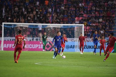 Bangkok-Tayland-17NOV2018: Tayland milli stadyumunda Tayland ile Endonezya arasındaki AFF Suzuki Kupası 2018 'de Sanrawat dechmitr oyuncusu eylemde