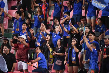 Bangkok-Tayland-17NOV2018: Tayland ile Endonezya arasındaki AFF Suzuki Kupası 2018 yılındaki ulusal stadyum, Tayland karşılaşmasında kimliği belirsiz taraftar