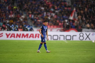 Bangkok-Tayland-17NOV2018: Tayland milli stadyumunda Tayland ile Endonezya arasındaki AFF Suzuki Kupası 2018 'de Adisak kraisorn oyuncusu eylemde