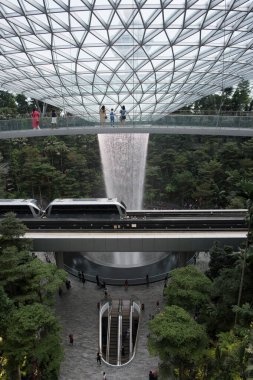 Singapur - 22 Temmuz 2019: Canopy Köprüsü 'nün altındaki sürgülü tren. Jewel Changi Havalimanı, Singapur 'daki Changi Havalimanı' nda Nisan 2019 'da açılan karma kullanımlı bir havaalanıdır..