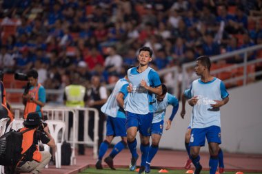 Bangkok-Tayland-17NOV2018: Tayland milli stadyumunda Tayland ile Endonezya arasındaki AFF Suzuki Kupası 2018 'de Chananan pombuppa oyuncusu eylemde