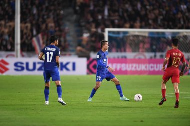 Bangkok-Tayland-17NOV2018: Tayland milli stadyumunda Tayland ile Endonezya arasındaki AFF Suzuki Kupası 2018 'de Sanrawat dechmitr oyuncusu eylemde