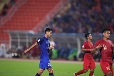 Bangkok-Tayland-17NOV2018: Tayland milli stadyumunda Tayland ile Endonezya arasındaki AFF Suzuki Kupası 2018 sırasında Pokklao anan oyuncusu eylemde