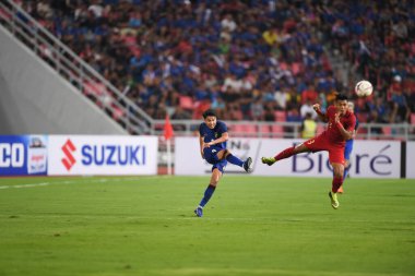 Bangkok-Tayland-17NOV2018: Tayland milli stadyumunda Tayland ile Endonezya arasındaki AFF Suzuki Kupası 2018 sırasında Tayland 'ın Thitipan phuangjan oyuncusu eylemde