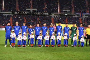 Bangkok-Tayland-17NOV2018: Tayland Milli Stadyumu 'nda Tayland ile Endonezya arasındaki AFF Suzuki Kupası 2018' de oynayan oyuncu