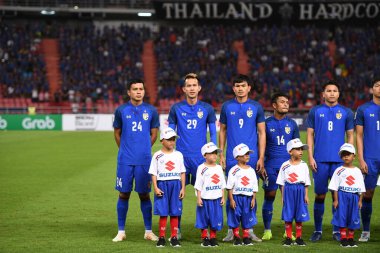 Bangkok-Tayland-17NOV2018: Tayland Milli Stadyumu 'nda Tayland ile Endonezya arasındaki AFF Suzuki Kupası 2018' de oynayan oyuncu