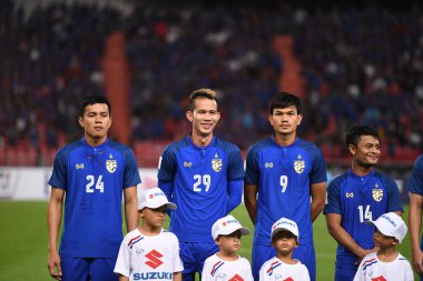 Bangkok-Tayland-17NOV2018: Tayland Milli Stadyumu 'nda Tayland ile Endonezya arasındaki AFF Suzuki Kupası 2018' de oynayan oyuncu