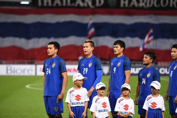 Bangkok-Tayland-17NOV2018: Tayland Milli Stadyumu 'nda Tayland ile Endonezya arasındaki AFF Suzuki Kupası 2018' de oynayan oyuncu