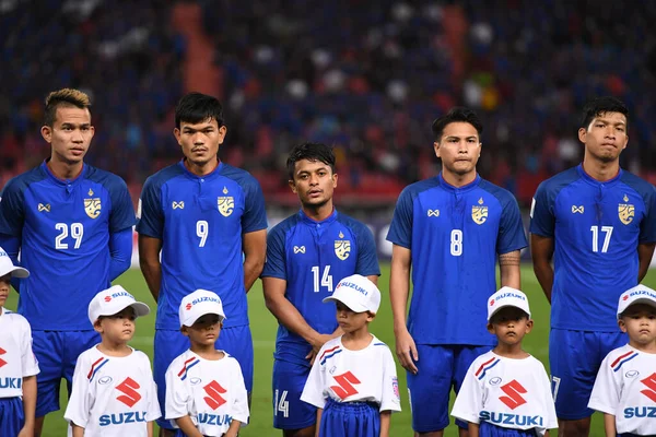 Bangkok-Tayland-17NOV2018: Tayland Milli Stadyumu 'nda Tayland ile Endonezya arasındaki AFF Suzuki Kupası 2018' de oynayan oyuncu