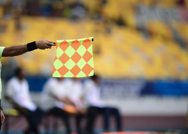 Assistente Árbitro Segurar Bandeira Sinal Fora — Fotografia de Stock