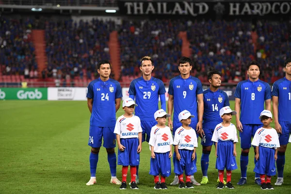 Bangkok-Tayland-17NOV2018: Tayland Milli Stadyumu 'nda Tayland ile Endonezya arasındaki AFF Suzuki Kupası 2018' de oynayan oyuncu