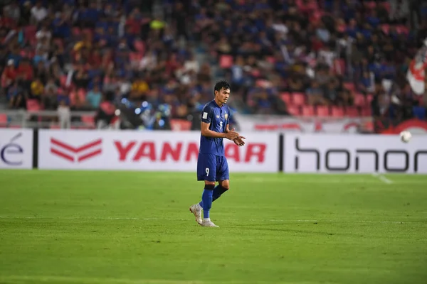 Bangkok-Tayland-17NOV2018: Tayland milli stadyumunda Tayland ile Endonezya arasındaki AFF Suzuki Kupası 2018 'de Adisak kraisorn oyuncusu eylemde