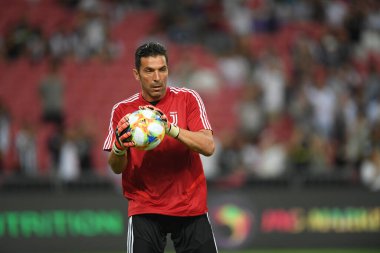 Kallang, Singapur - 21 Temmuz 2019: Juventus 'un oyuncusu Gianluigi Buffon, Juventus ile Singapur Ulusal Stadyumu arasındaki buzul 2019 savaşında 