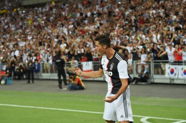Kallang, Singapur - 21 Temmuz 2019: Juventus 'un Cristiano Ronaldo oyuncusu Juventus ile Singapur' daki milli stadyumda oynanan 2019 sayısında attığı gol için tebrik ediyor.