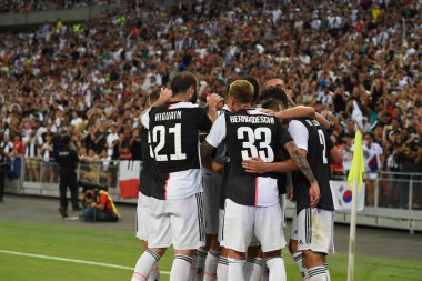 Kallang, Singapur - 21 Temmuz 2019: Juventus 'un Cristiano Ronaldo oyuncusu Juventus ile Singapur' daki milli stadyumda oynanan 2019 sayısında attığı gol için tebrik ediyor.