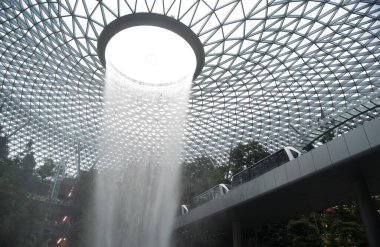 SINGAPORE, 22 Haziran 2019: Singapur Jewel Changi Havalimanı 'nın içinde 40 metre yüksekliğinde bir kapalı şelale. Jewel Changi Havaalanı 17 Nisan 2019 'da açılacak..