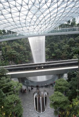 SINGAPORE, 22 Haziran 2019: Hareket bulanıklığı: The Rain Vortex, Singapur Jewel Changi Havalimanı içinde 40 metre uzunluğunda bir kapalı şelale. Jewel Changi Havaalanı 17 Nisan 2019 'da açılacak..