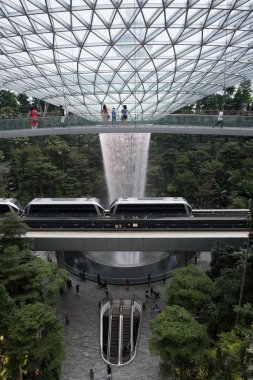 Singapur - 22 Temmuz 2019: Canopy Köprüsü 'nün altındaki sürgülü tren. Jewel Changi Havalimanı, Singapur 'daki Changi Havalimanı' nda Nisan 2019 'da açılan karma kullanımlı bir havaalanıdır..