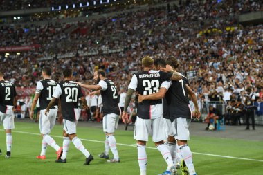 Kallang, Singapur - 21 Temmuz 2019: Juventus 'un Cristiano Ronaldo oyuncusu Juventus ile Singapur' daki milli stadyumda oynanan 2019 sayısında attığı gol için tebrik ediyor.