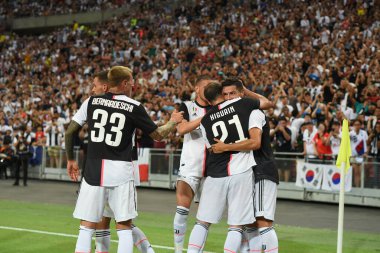 Kallang, Singapur - 21 Temmuz 2019: Juventus 'un Cristiano Ronaldo oyuncusu Juventus ile Singapur' daki milli stadyumda oynanan 2019 sayısında attığı gol için tebrik ediyor.