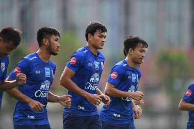 Bangkok, Tayland - 30 Mayıs 2019 Adisak Kraisorn Tayland 'daki Alp Kupası 2019 turnuvası öncesinde antrenman yapan Tayland' lı futbolcu