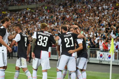 Kallang, Singapur - 21 Temmuz 2019: Juventus 'un Cristiano Ronaldo oyuncusu Juventus ile Singapur' daki milli stadyumda oynanan 2019 sayısında attığı gol için tebrik ediyor.