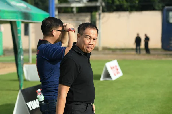 泰国曼谷 2019年5月30日 泰国足协主席Somyot Poompanmuang将军在泰国高山足球营举行2019年国王杯比赛前的训练中与运动员会面 — 图库照片