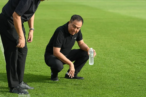 Bangkok, Tayland - 30 Mayıs 2019::::: Tayland 'daki Alp Kupası 2019 turnuvasından önce FA Tayland Emniyet Müdürü Somyot Poompanmuang