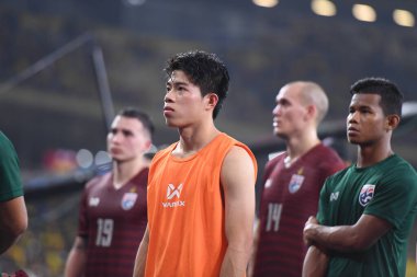 Kuala lumphur-Malezya - 14 Kasım 2019: Ekanit Panya 8 Tayland Oyuncusu FIFA Dünya Kupası Katarı 2022 'de Malezya' ya karşı Buckit Jalil, Malezya