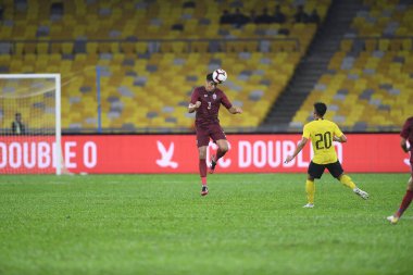 Kuala lumphur-Malezya-14Nov2019: Elias Dorloh 3 Tayland Oyuncusu Fifa Dünya Kupası Katarı 2022 'de Malezya' ya karşı Buckit Jalil, Malezya