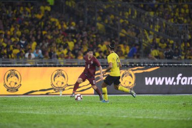 Kuala lumphur-Malezya-14 Kasım 2019: Eakkanit Panya Tayland Oyuncusu FIFA Dünya Kupası Katarı 2022 'de Malezya' ya karşı Buckit Jalil, Malezya