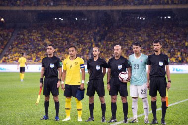 Kuala lumphur-Malezya-14 Kasım 2019: FIFA Dünya Kupası Katar 2022 'de Malezya' ya karşı Malezya Bukit Jalil, Malezya 'da ek süre tutan takım hakemi