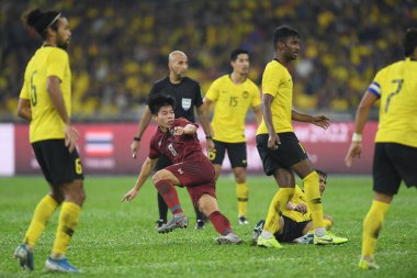Kuala lumphur-Malezya - 14 Kasım 2019: Ekanit Panya 8 Tayland Oyuncusu FIFA Dünya Kupası Katarı 2022 'de Malezya' ya karşı Buckit Jalil, Malezya