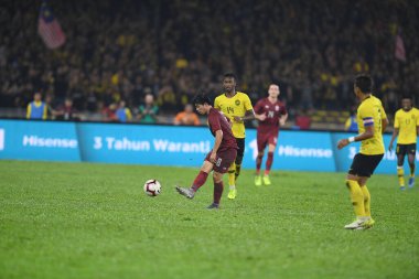 Kuala lumphur-Malezya - 14 Kasım 2019: Ekanit Panya 8 Tayland Oyuncusu FIFA Dünya Kupası Katarı 2022 'de Malezya' ya karşı Buckit Jalil, Malezya