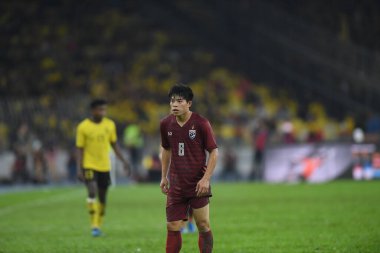 Kuala lumphur-Malezya - 14 Kasım 2019: Ekanit Panya 8 Tayland Oyuncusu FIFA Dünya Kupası Katarı 2022 'de Malezya' ya karşı Buckit Jalil, Malezya
