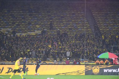 Kuala lumphur-Malezya-14 Kasım 2019: Malezya 'nın tanımlanamayan bir taraftarı FIFA Dünya Kupası Katarı 2022' de Malezya 'nın Bukit Jalil kentinde Tayland' a karşı savaşıyor