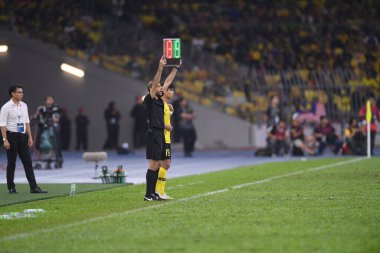 Kuala lumphur-Malezya-14 Kasım 2019: FIFA Dünya Kupası Katar 2022 'de Malezya' ya karşı Malezya Bukit Jalil, Malezya 'da ek süre tutan takım hakemi