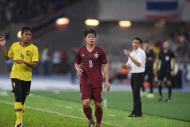 Kuala lumphur-Malezya-14 Kasım 2019: Eakkanit Panya Tayland Oyuncusu FIFA Dünya Kupası Katarı 2022 'de Malezya' ya karşı Buckit Jalil, Malezya