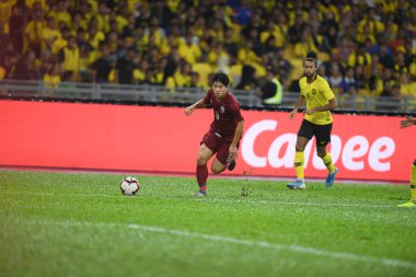 Kuala lumphur-Malezya-14 Kasım 2019: Eakkanit Panya Tayland Oyuncusu FIFA Dünya Kupası Katarı 2022 'de Malezya' ya karşı Buckit Jalil, Malezya