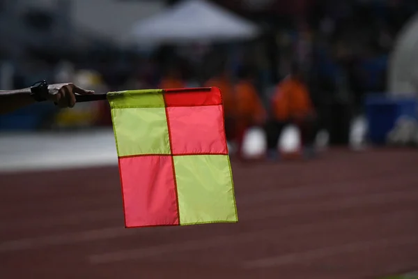 Assistente Arbitro Stiva Bandiera Segnale Offside — Foto Stock