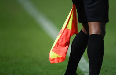 Yardımcı hakem bayrağı beklemede