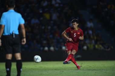 Buriram, Tayland - 8 Haziran 2019: Vn Hu # 5 Vietnam 'da Kings Cup final maçı sırasında Chang Arena, Buriram, Tayland' da Curacao 'ya karşı