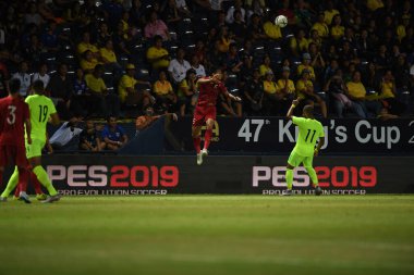 Buriram, Tayland - 8 Haziran 2019: Vn Hu # 5 Vietnam 'da Kings Cup final maçı sırasında Chang Arena, Buriram, Tayland' da Curacao 'ya karşı