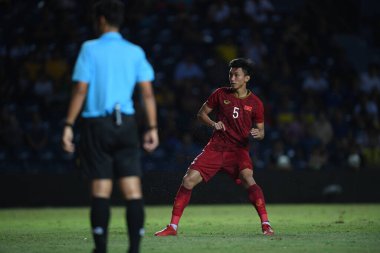 Buriram, Tayland - 8 Haziran 2019: Vn Hu # 5 Vietnam 'da Kings Cup final maçı sırasında Chang Arena, Buriram, Tayland' da Curacao 'ya karşı