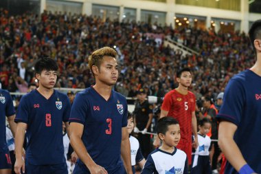 Hanoi, Vietnam - 19 Kasım 2019: FIFA Dünya Kupası Katarı sırasında Vietnam 'a karşı Vietnam' daki My Dinh Stadyumu 'nda Bunmatan Tayland Oyuncusu Theerathon