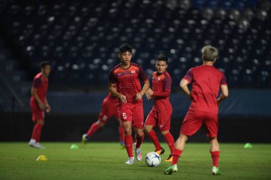 Buriram, Tayland - 3 Haziran 2019: Vn Hu # 5 Vietnam 'da 2019 Kral Kupası öncesinde Chang Arena, Buriram, Tayland' da antrenman yapan oyuncu